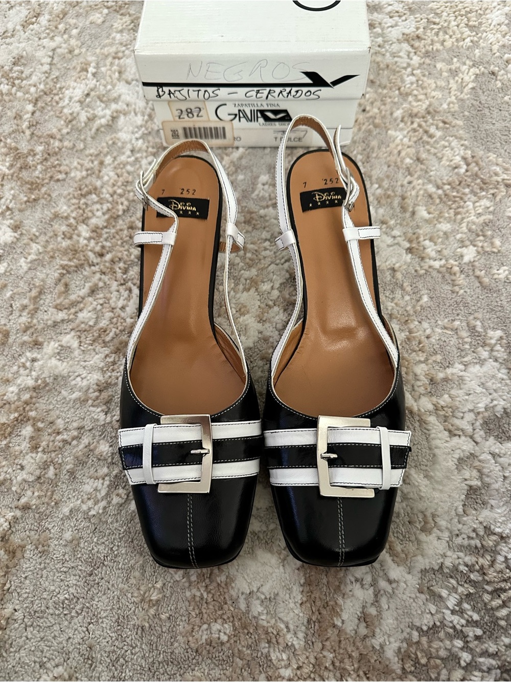 Vintage Divina Gavia Black & White Colorblock Slingback Kitten Heels